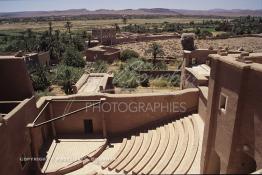 Image du Maroc Professionnelle de  La Kasbah de Taourirt fut édifiée au 17ème siècle par la tribu des Glaoui, située sur une colline au centre urbain de la ville d'Ouarzazate, cette remarquable ancienne bâtisse en pisé parfaitement conservée est l'une des plus belles constructions architecturales de la ville. La Kasbah qui ressemble à un grand château de sable incrusté dans le désert, fait partie du circuit touristique, elle a été classé Patrimoine Mondiale de l’Unesco. Ce véritable joyau de Ouarzazate permet au visiteur de découvrir l’intérieur d’une ksar où résident souvent la population berbères du sud du Maroc. Photo datant du Samedi 23 Août 1997. (Photo / Abdeljalil Bounhar) 